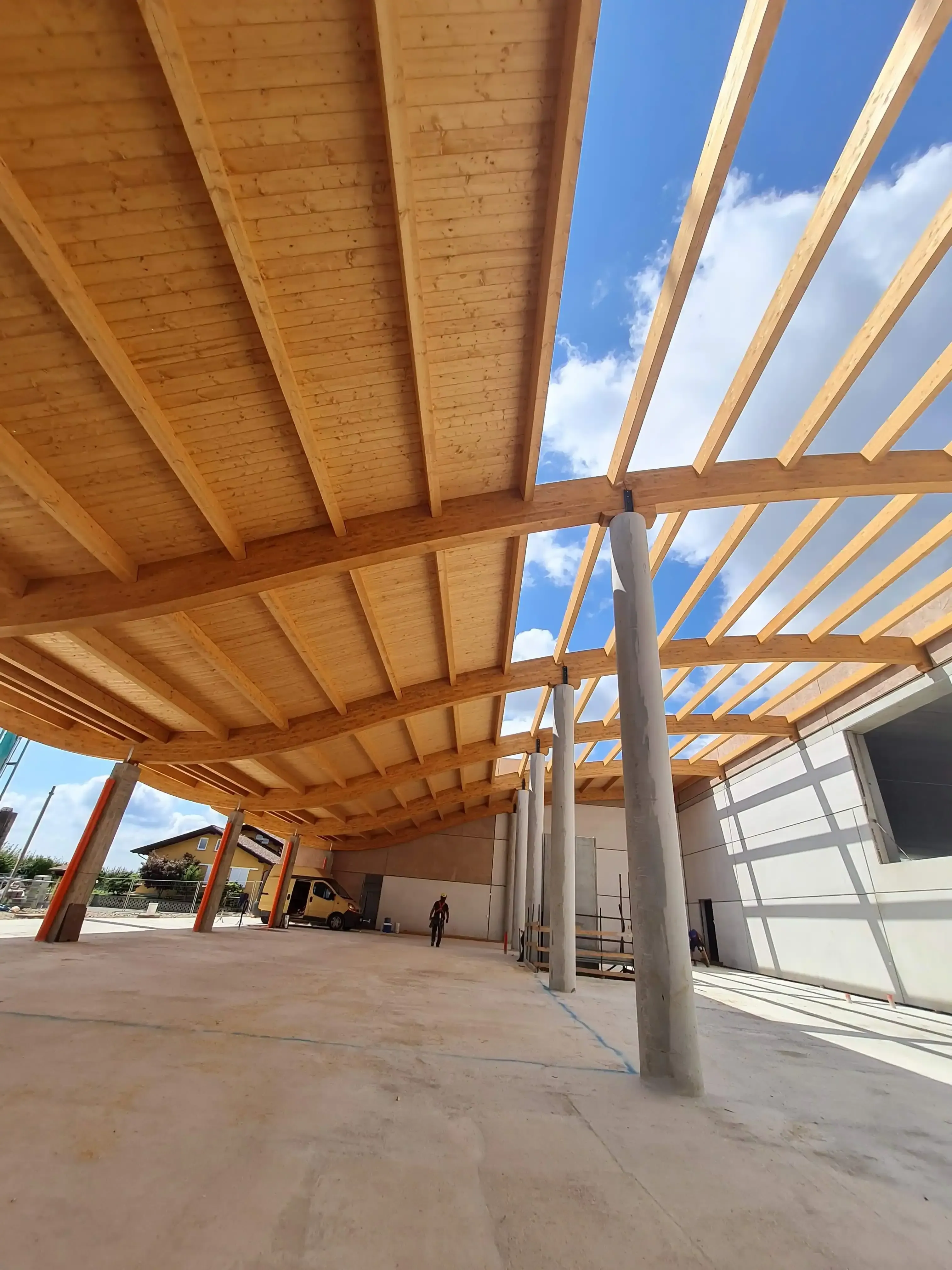 Struttura di copertura in legno lamellare in fase di realizzazione
